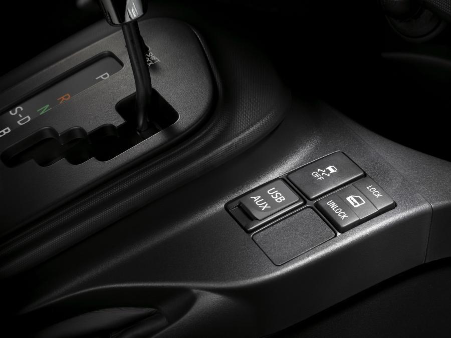 Детали интерьера Scion iQ 2011 года  (фото 8 из 42)